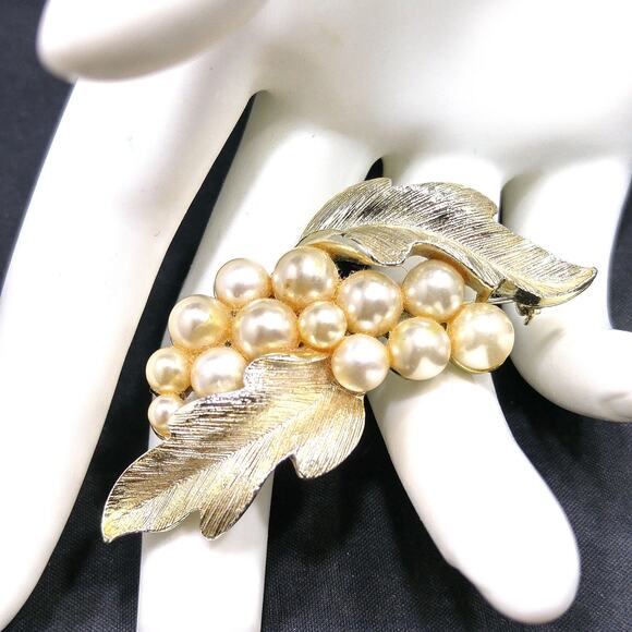 Lisner Faux Pearl Leaf Brooch Gold Plated 1960s Vintage Jewelry Signed - Picture 2 of 10